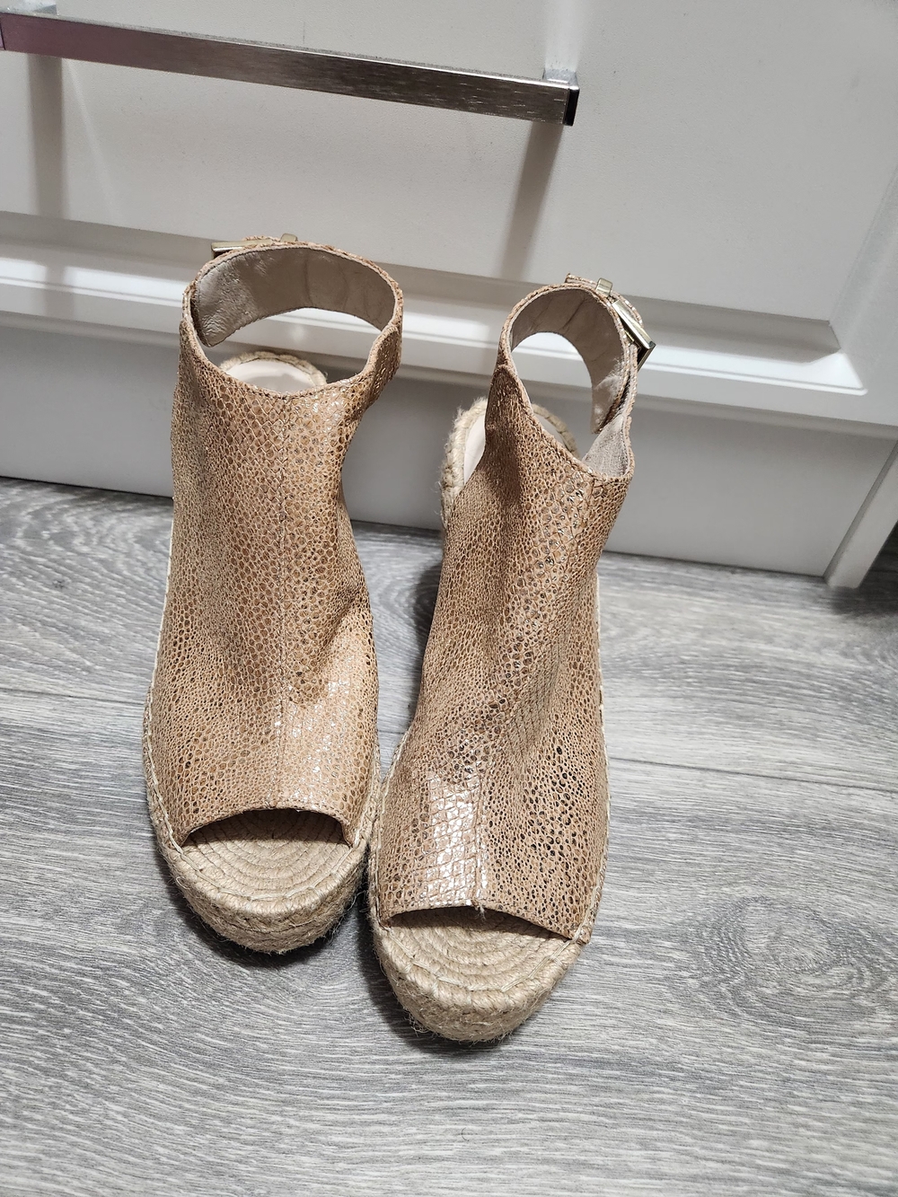 Kenneth Cole Open-Toe Wedge Espadrilles in Tan. Genuine leather. Size 9.5